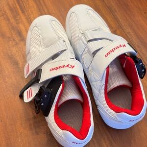 Women’s Cycling shoes for indoor or outdoor use.  SPD clips